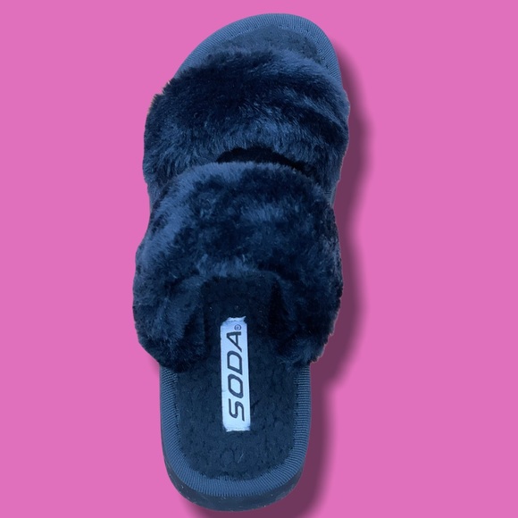 Soda Walking Black Fur Strap Wedge Platform Sandal - Picture 4 of 6